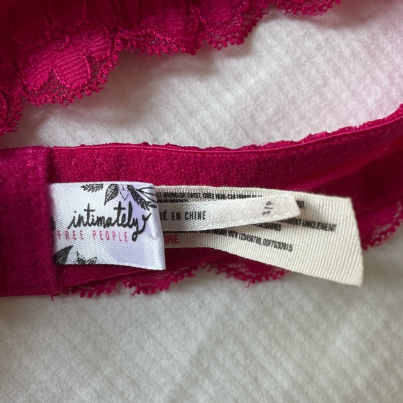 Brand new FREE PEOPLE GALLOON LACE HALTER BRALETTE WIRELESS BRA PINK RED BERRY N - Picture 3 of 5
